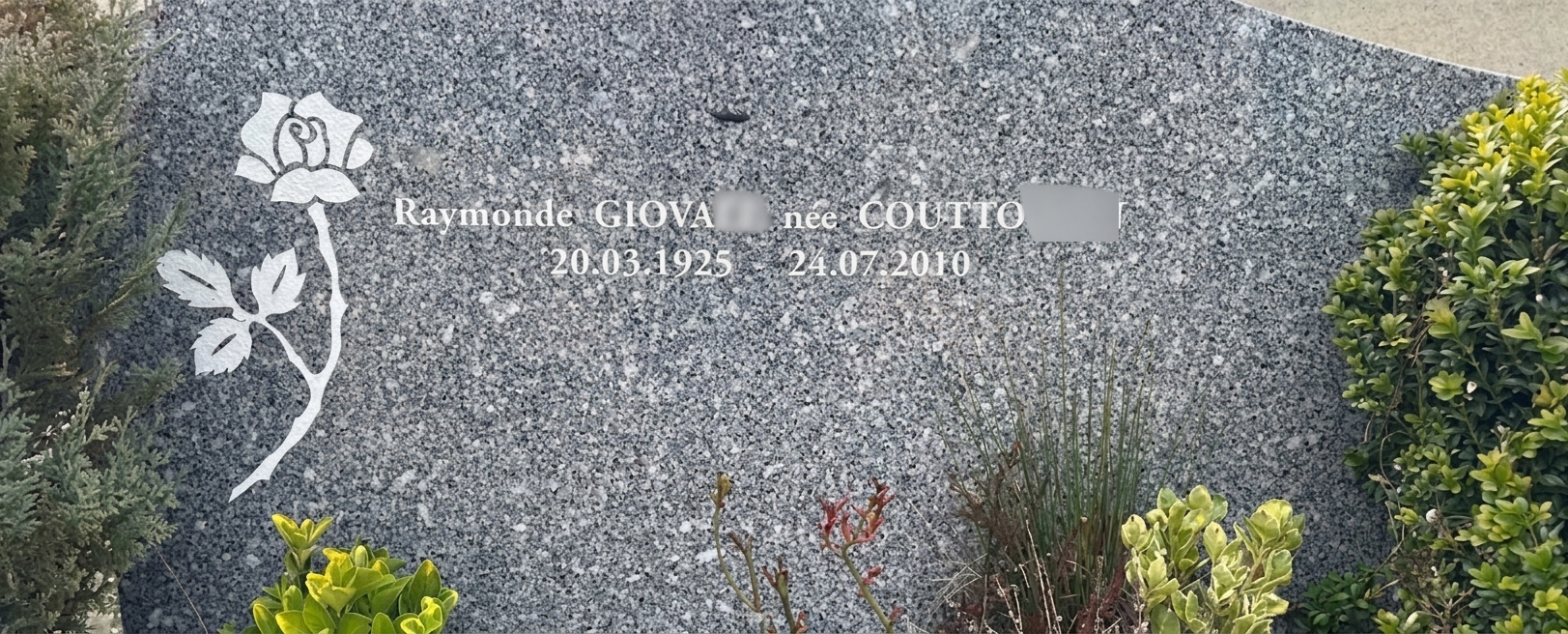 Avant restauration – stèle funéraire, inscriptions décolorées