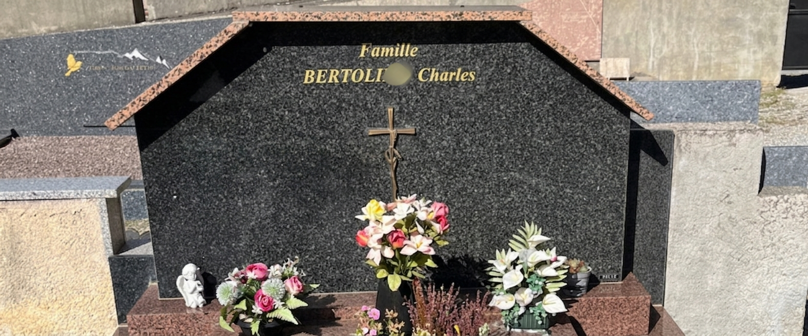 Avant restauration – stèle funéraire, inscriptions décolorées